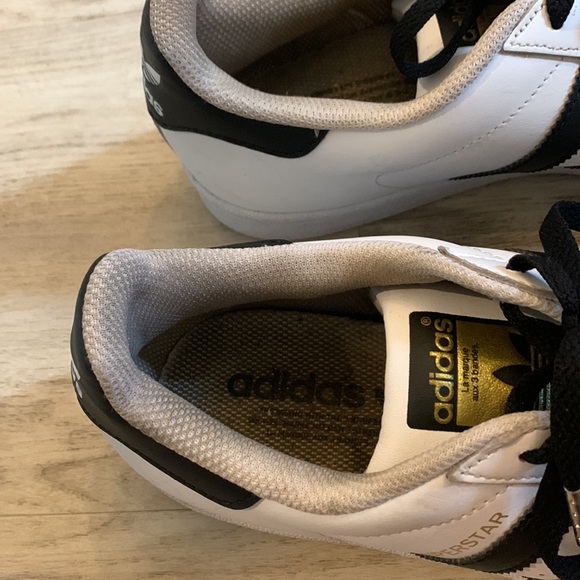 Adidas white and black men’s Superstar tennis shoes size 8.5 - Picture 3 of 5